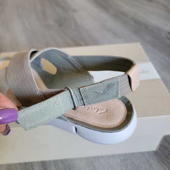 Clarks Women's Teigenic Chloe Sandal - Picture 6 of 9